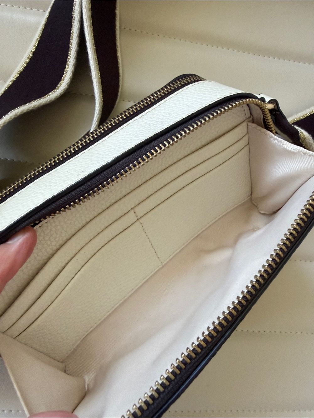 Marc Jacobs White Crossbody Camera Bag with Adjustable Strap - Picture 3 of 6
